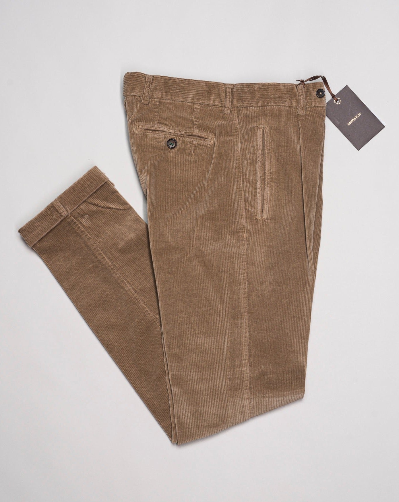 Model: Retro Long Garment dyed Color:  / Noce Composition: 98% Cotton 2% Elastan Made in Martina Franca, Italy Berwich Single Pleat Corduroy Trousers / Noce