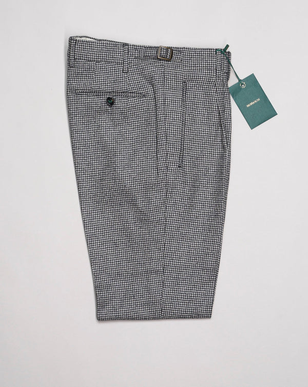 Model: Retrolong Article: an4326 Composition: 100% Virgin wool Color: Light Grey Made in Martina Franca, Italy Berwich Single Pleat Houndstooth Wool Trousers / Light Grey