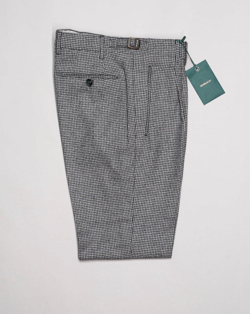 Model: Retrolong Article: an4326 Composition: 100% Virgin wool Color: Light Grey Made in Martina Franca, Italy Berwich Single Pleat Houndstooth Wool Trousers / Light Grey