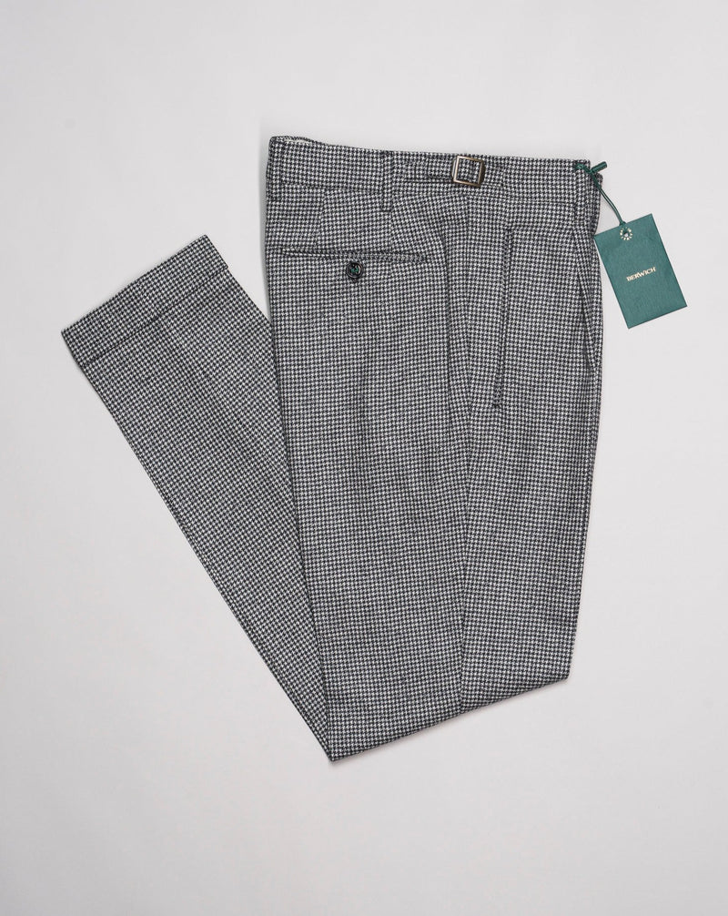 Model: Retrolong Article: an4326 Composition: 100% Virgin wool Color: Light Grey Made in Martina Franca, Italy Berwich Single Pleat Houndstooth Wool Trousers / Light Grey