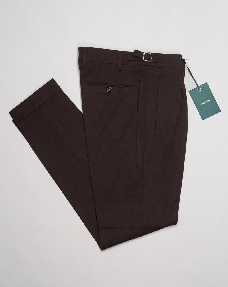 Model: Retrolong Article: sb1201 Composition: 70% Virgin wool 30% Cotton Color: Brown Made in Martina Franca, Italy Berwich Single Pleat Wool & Cotton Trousers / Brown