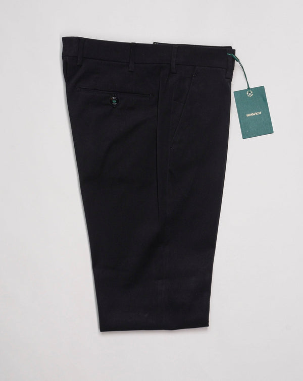 Morello slim fit chinos. A true corner stone of every man’s casual wardrobe. Combine with a smart blazer or a nice knit. Col. Black 5cm turn up 98% Cotton 2% Elastan Art. ts1620x Mod. Morello Made in Martina Franca, Italy