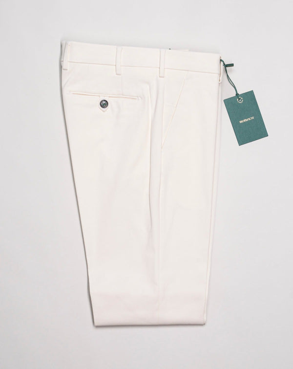 Morello slim fit chinos. A true corner stone of every man’s casual wardrobe. Combine with a smart blazer or a nice knit. Col. White 5cm turn up 98% Cotton 2% Elastan Art. ts1620x Mod. Morello Made in Martina Franca, Italy