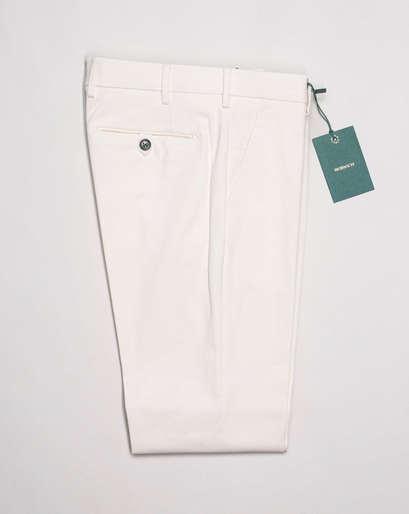 Morello slim fit chinos. A true corner stone of every man’s casual wardrobe. Combine with a smart blazer or a nice knit. Col. White 5cm turn up 98% Cotton 2% Elastan Art. ts1620x Mod. Morello Made in Martina Franca, Italy