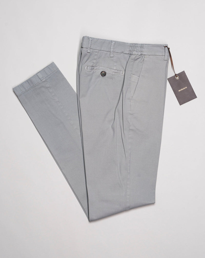 Model: Morello Elax-GD Article: pu0555x Elastic waist adjuster on both sides for comfort and superior fit Composition: 62% Cotton, Lyocell 33%, 5% Elastane Color: Conza 701 Made in Martina Franca, Italy Berwich Morello Elax Garment Dyed Trousers / Conza