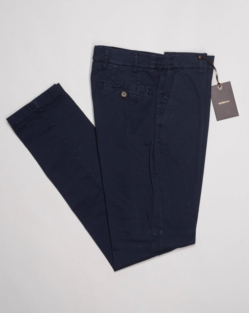 Model: Morello Elax-GD Article: pu0555x Elastic waist adjuster on both sides for comfort and superior fit Composition: 62% Cotton, Lyocell 33%, 5% Elastane Color: Navy 665 Made in Martina Franca, Italy Berwich Morello Elax Garment Dyed Trousers / Navy