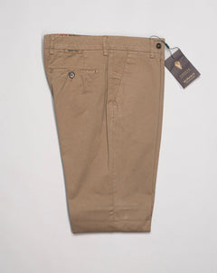 Model: Morello GD Article: xgab Composition: 98% Cotton, 2% Elastane Color: Noce 724 Made in Martina Franca, Italy Berwich Morello Garment Dyed Chinos / Noce