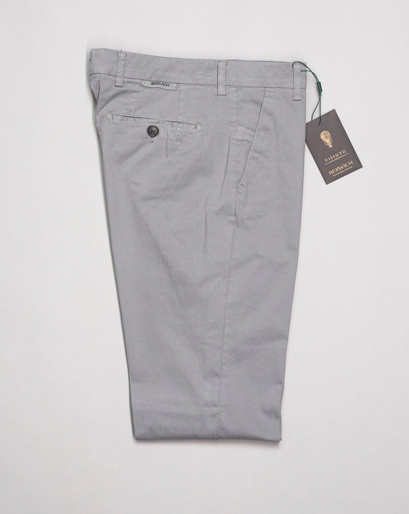 Model: Morello GD Article: xgab Composition: 98% Cotton, 2% Elastane Color: Conza Made in Martina Franca, Italy Berwich Morello Garment Dyed Chinos / Conza