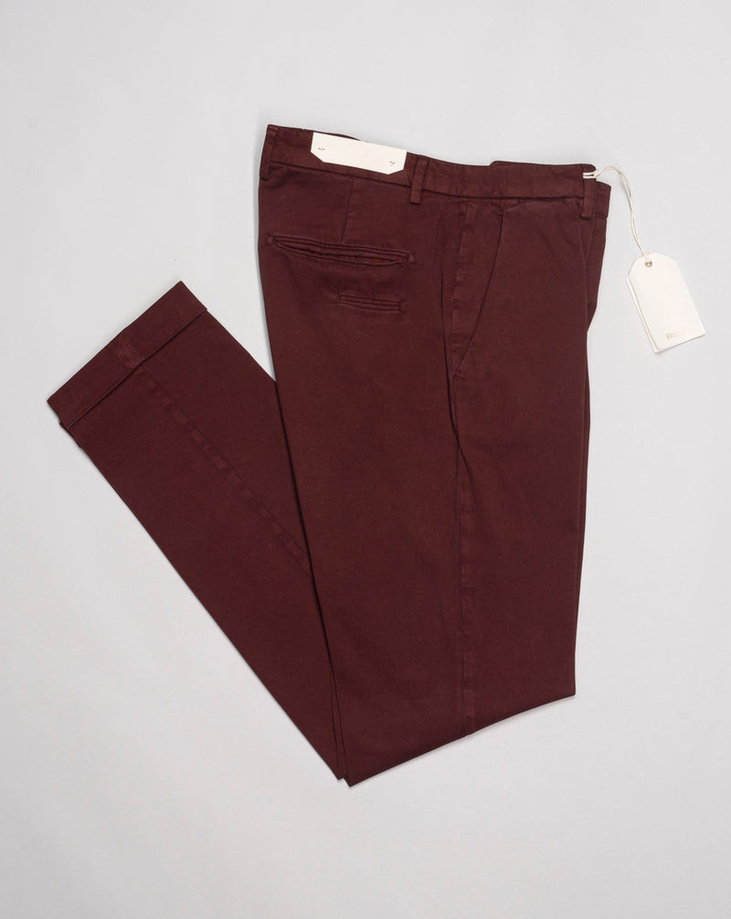 Model:BG03 Color: 88 / Dark Red Art. 423009, 97%co 3%ea. Garment dyed cotton Slim fit Leg opening 17.5cm per half / Size 50 Made in Italy Briglia Garment Dyed Cotton Chinos / Dark Red