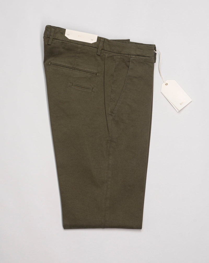 Model:BG03 Color: 42 / Army Green Art. 423009, 97%co 3%ea Garment dyed cotton Slim fit Leg opening 17.5cm per half / Size 50 Made in Italy Briglia Garment Dyed Cotton Chinos / Army Green