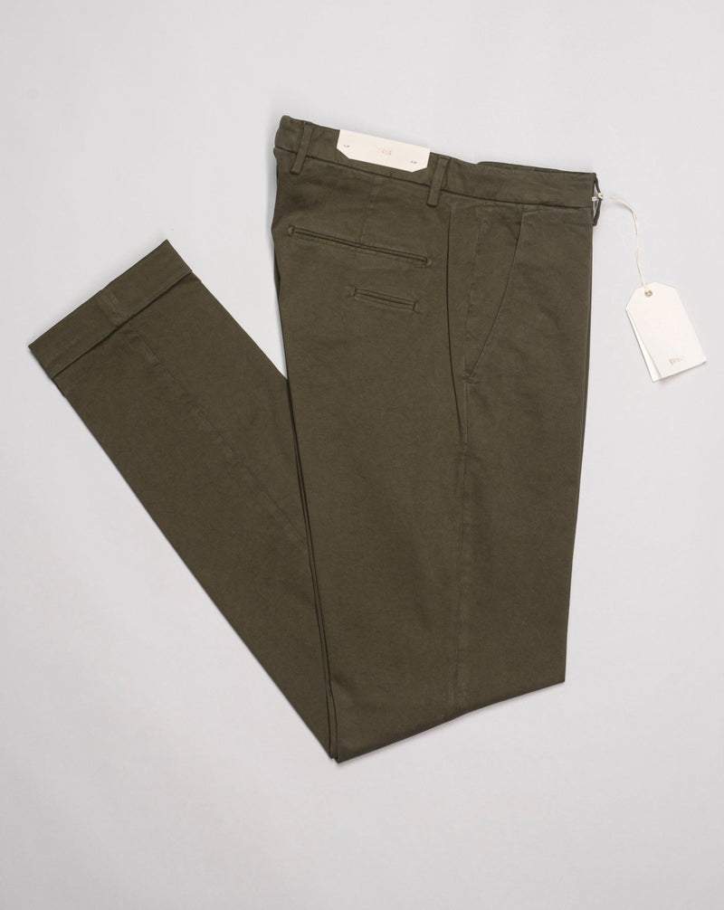 Model:BG03 Color: 42 / Army Green Art. 423009, 97%co 3%ea Garment dyed cotton Slim fit Leg opening 17.5cm per half / Size 50 Made in Italy Briglia Garment Dyed Cotton Chinos / Army Green