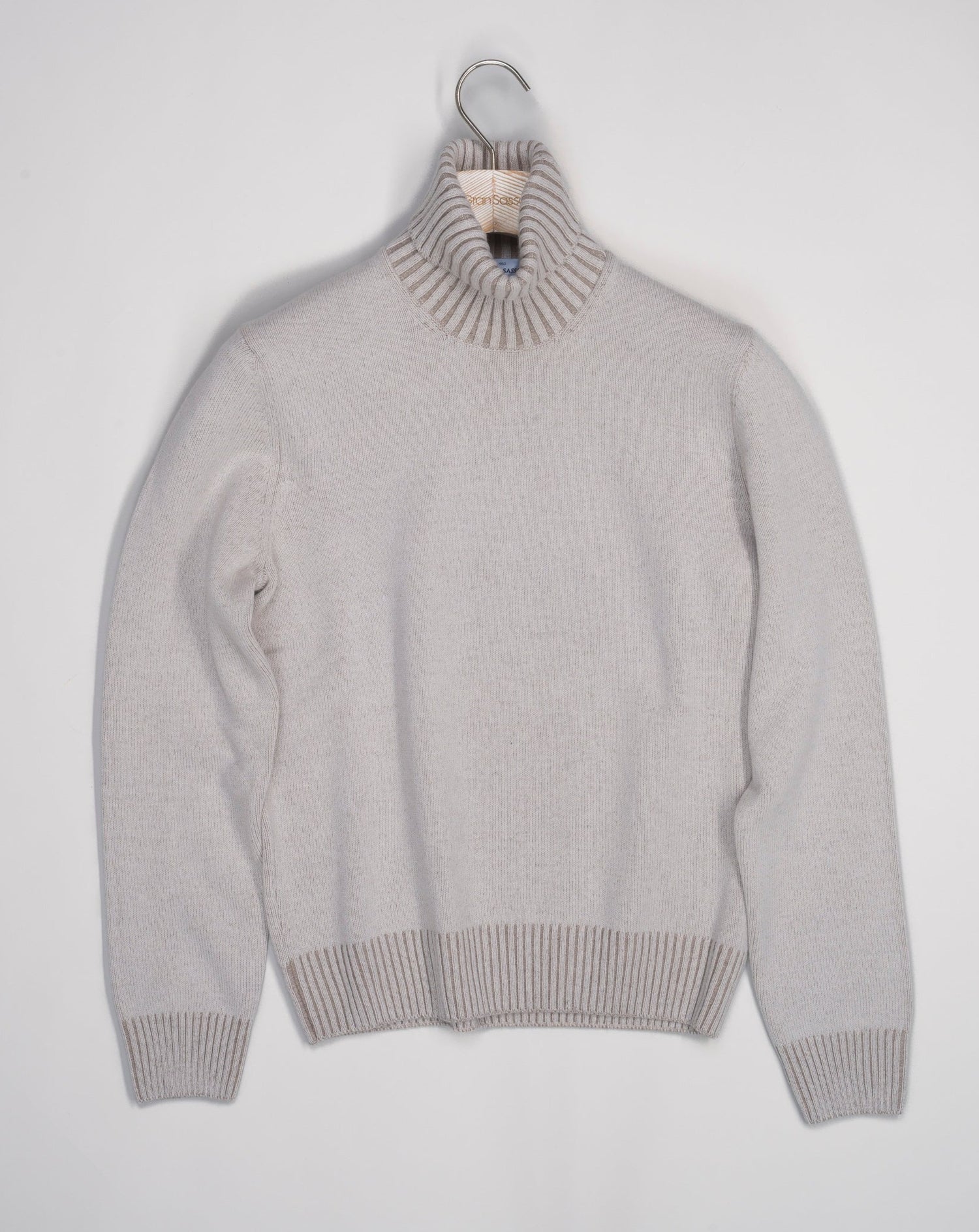Art. 23115 19613 80% wo 10% ws 10% vi Col. 589 Blue with Dark Brown contrast color Ribbed collar with contrast color  Made in Italy Made in Italy Gran Sasso Wool & Cashmere Roll Neck / Light Grey