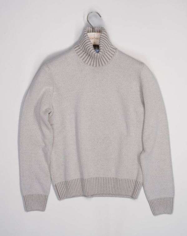 Art. 23115 19613 80% wo 10% ws 10% vi Col. 589 Blue with Dark Brown contrast color Ribbed collar with contrast color  Made in Italy Made in Italy Gran Sasso Wool & Cashmere Roll Neck / Light Grey