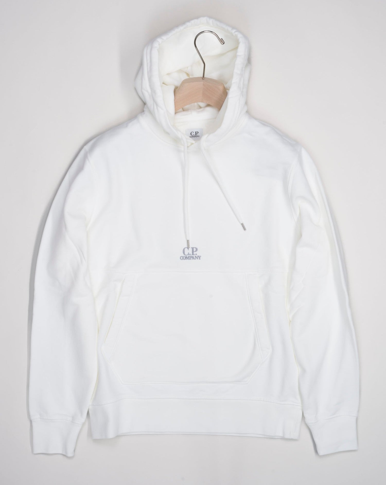 Art. 15CMSS009B 006372G Col 103 White 100% Cotton Adjustable hood Kangaroo pockets Logo detail Ribbed cuffs and hem Resist dyed C.P. Company Brushed & Emerized Diagonal Fleece Logo Hoodie / Gauze White