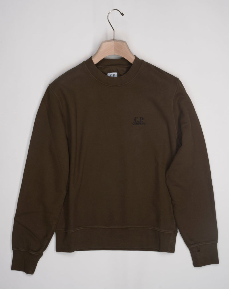 Crew neck Ribbed cuffs and hem Logo detail embroidered in front Art. 15CMSS008B 006372G Col. 683 Ivy Green C.P. Company Brushed & Emerized Diagonal Fleece Logo Sweatshirt / Ivy Green