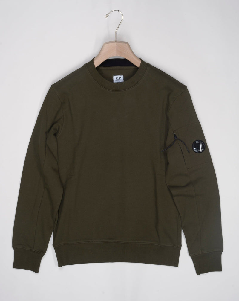 15CMSS022A 005086W  Crew neck Loopback cotton 100% cotton Lens detailing on left arm zip pocket Ribbed cuffs and hem Art. 15CMSS022A 005086W Col. 683 Ivy green C.P. Company Diagonal Raised Fleece Lens Sweatshirt / Ivy Green