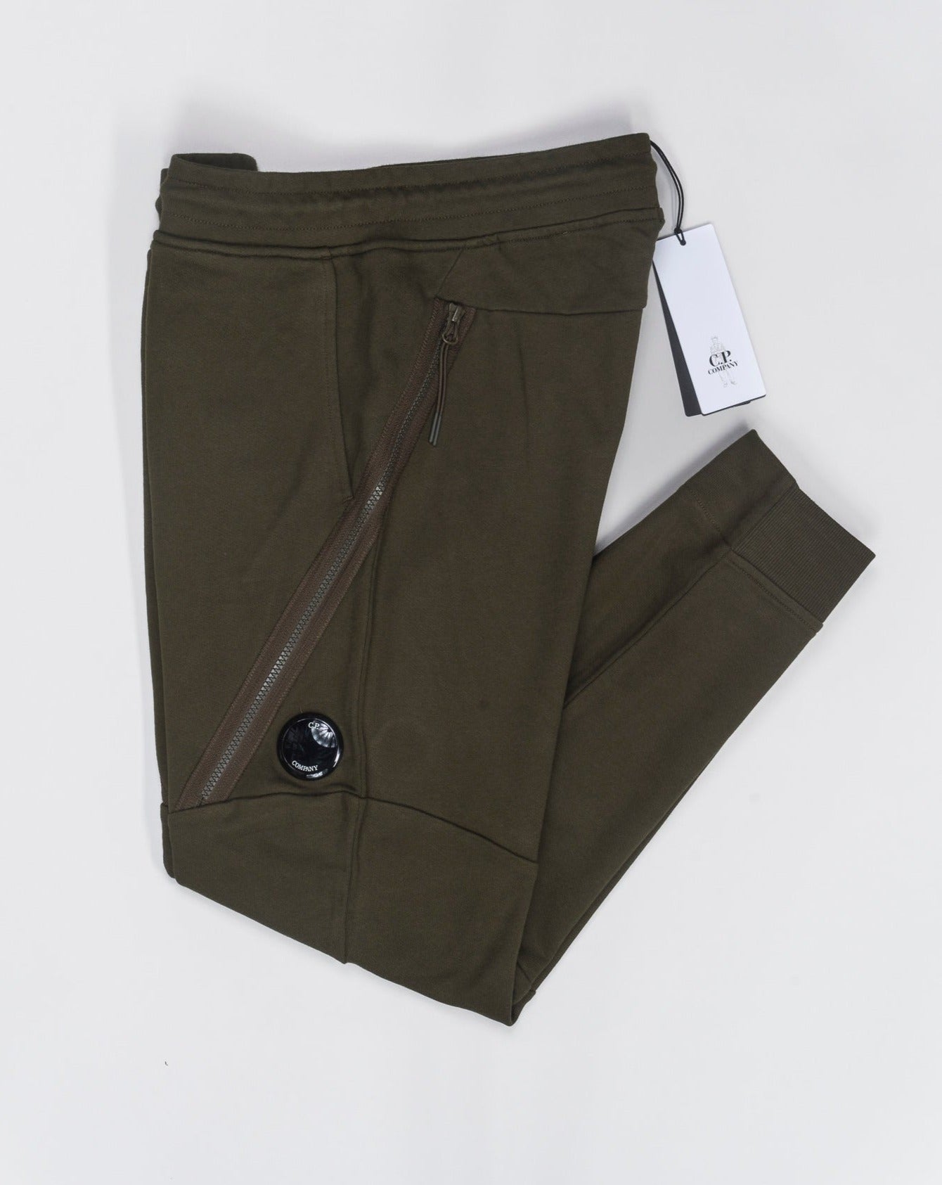 Art. 15CMSP084A 005086W Col 683 Green 100% Cotton Adjustable drawstring waistband Slanted hand pockets Zipped side pockets Ribbed leg opening Lens detail  C.P. Company Diagonal Raised Fleece Zipped Track Pants / Ivy Green