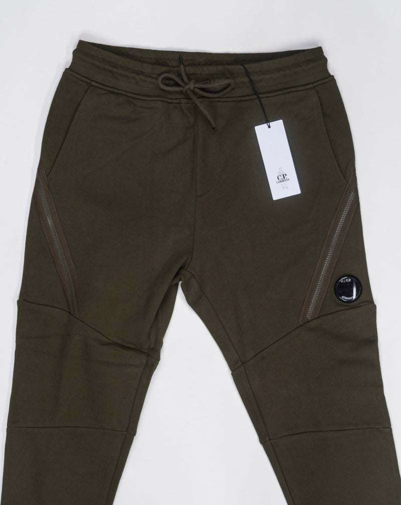 Art. 15CMSP084A 005086W Col 683 Green 100% Cotton Adjustable drawstring waistband Slanted hand pockets Zipped side pockets Ribbed leg opening Lens detail  C.P. Company Diagonal Raised Fleece Zipped Track Pants / Ivy Green