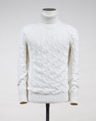 Gran Sasso cable knit roll neck made of special 3-ply Air Wool quality. The special feature of this garment is the yarn that holds microscopic air bubbles between the fibers, making it at the same time warm and light.  Art. 13117/22622 Col. 005 Off White 100% Wool Made in Italy Gran Sasso Air Wool Cable Roll Neck / Off White