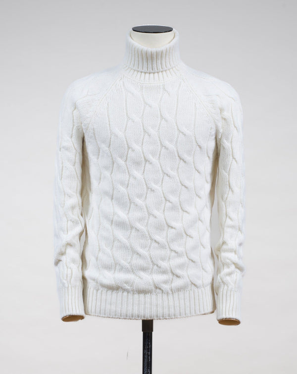 Gran Sasso cable knit roll neck made of special 3-ply Air Wool quality. The special feature of this garment is the yarn that holds microscopic air bubbles between the fibers, making it at the same time warm and light.  Art. 13117/22622 Col. 005 Off White 100% Wool Made in Italy Gran Sasso Air Wool Cable Roll Neck / Off White