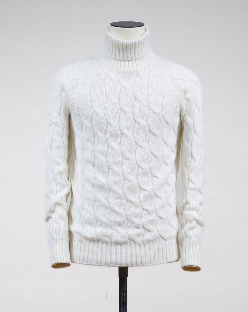 Gran Sasso cable knit roll neck made of special 3-ply Air Wool quality. The special feature of this garment is the yarn that holds microscopic air bubbles between the fibers, making it at the same time warm and light.  Art. 13117/22622 Col. 005 Off White 100% Wool Made in Italy Gran Sasso Air Wool Cable Roll Neck / Off White