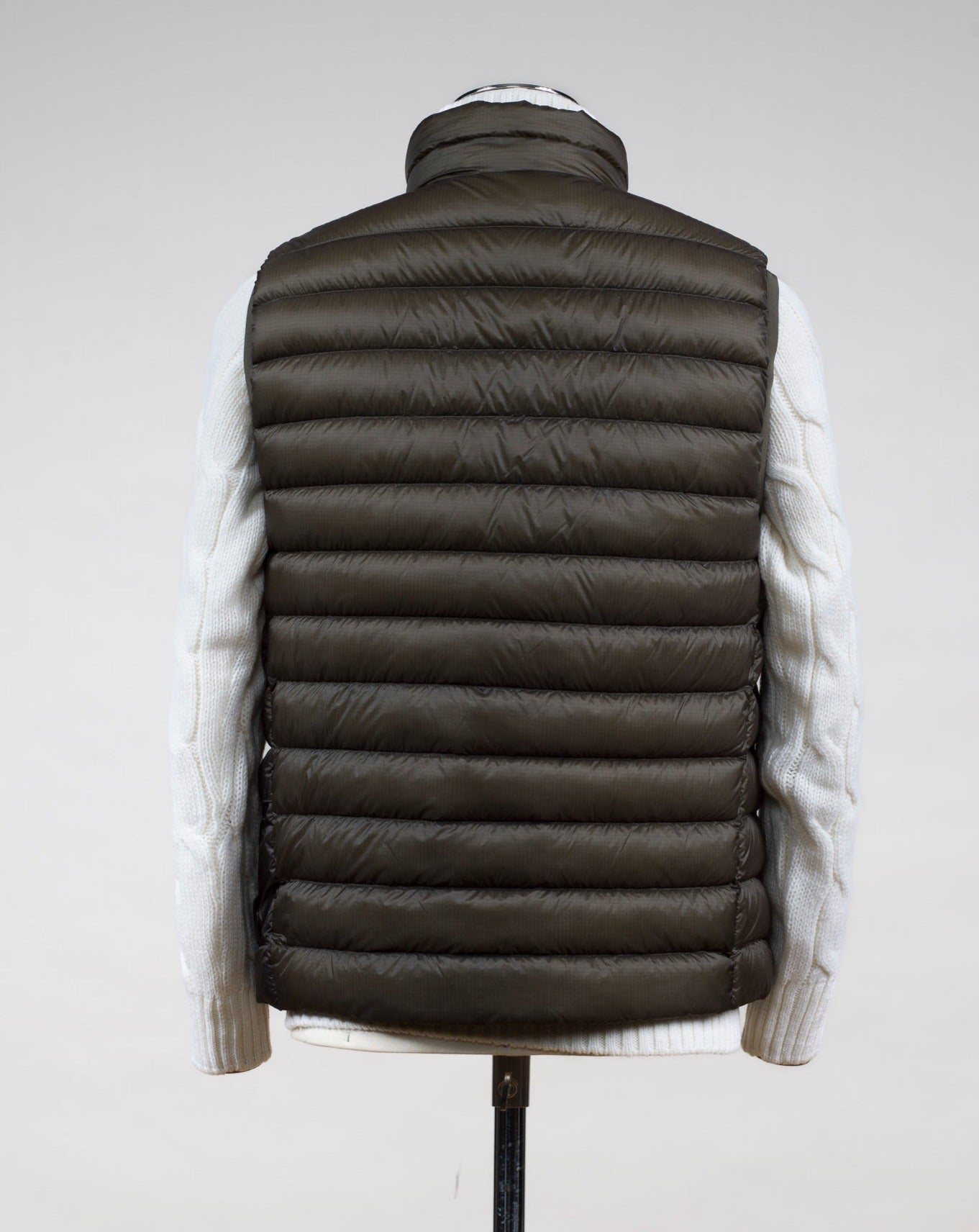 Down filled bodywarmer 95% down 5% feather Two zipped hand warming pockets in front Adjustable hem Two way zip in front 15CMOW0171A 006099A Col 670 D. Green / Olive Night C.P. Company DD Shell Down Vest / Olive Night