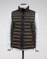 Down filled bodywarmer 95% down 5% feather Two zipped hand warming pockets in front Adjustable hem Two way zip in front 15CMOW0171A 006099A Col 670 D. Green / Olive Night C.P. Company DD Shell Down Vest / Olive Night