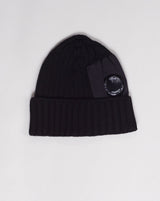 Art. 15CMAC300A 005509A Col. Black 999 C.P. Company Extra Fine Merino Wool Side Lens Beanie / Black C.P. Lens detailing Zippered small pocket detailing