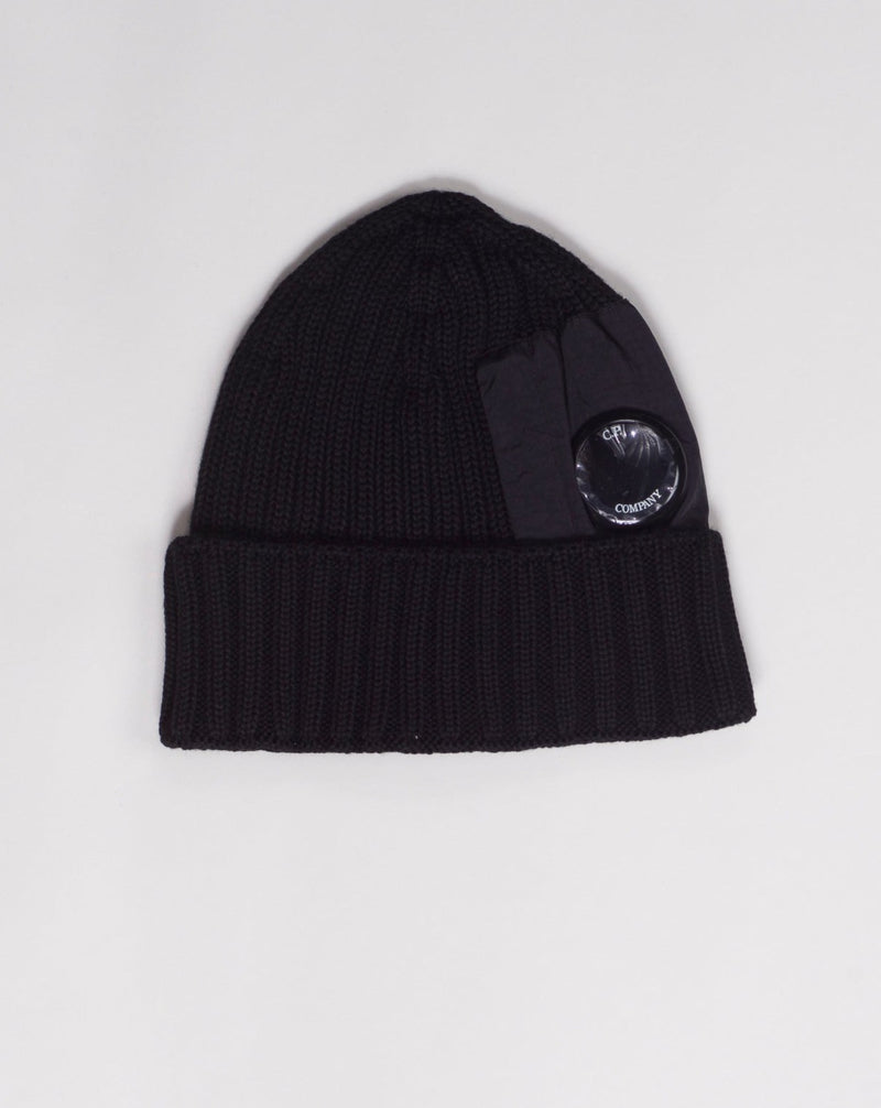 Art. 15CMAC300A 005509A Col. Black 999 C.P. Company Extra Fine Merino Wool Side Lens Beanie / Black C.P. Lens detailing Zippered small pocket detailing