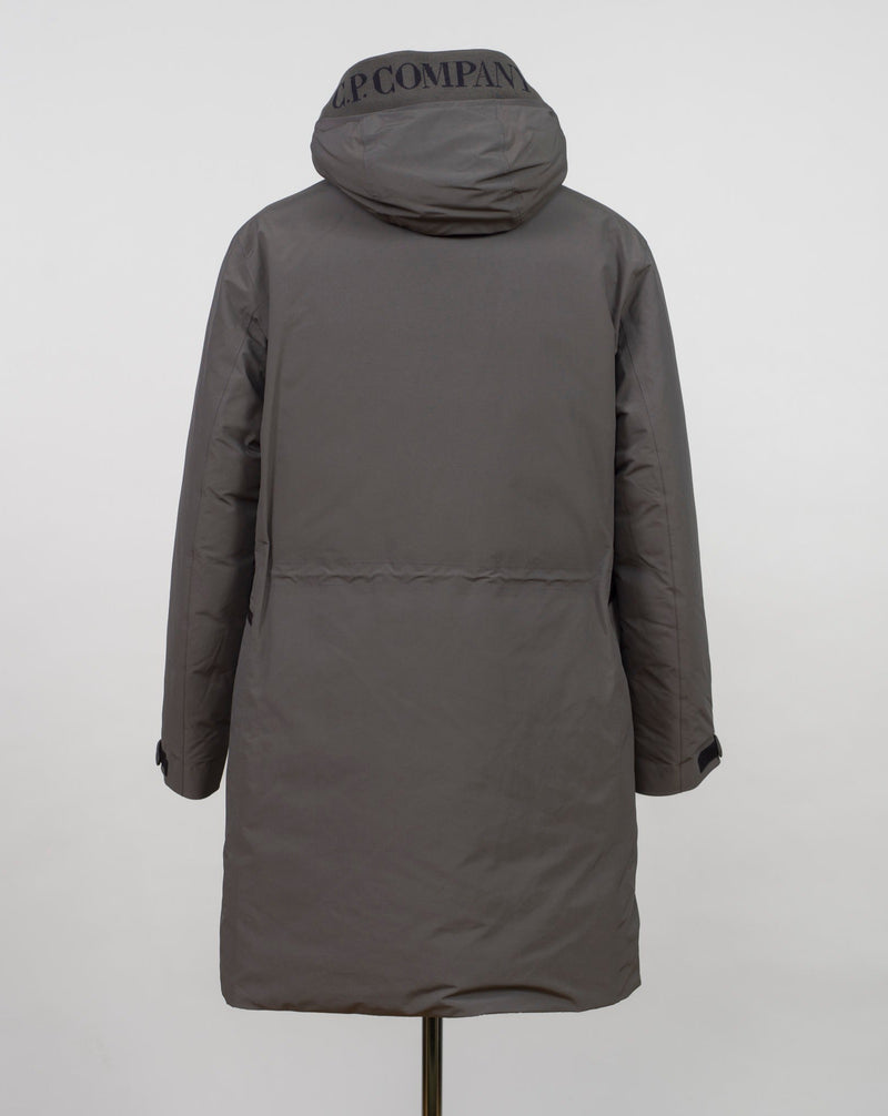 Article:  15CMOW255A 006355A Color: 670 / Olive Night External fabric: 100% Polyester Lining: 100% Polyamide / Nylon Padding (Feather): 90% White duck down, 10% Feather Adjustable hood with logo detail Hidden button and zip fastening Breathable armpit ventilation Taped shoulder seams Storm flap Internal pocket Angular hand pockets Adjustable waist and cuffs Logo detail 