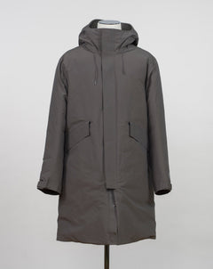 Article:  15CMOW255A 006355A Color: 670 / Olive Night External fabric: 100% Polyester Lining: 100% Polyamide / Nylon Padding (Feather): 90% White duck down, 10% Feather Adjustable hood with logo detail Hidden button and zip fastening Breathable armpit ventilation Taped shoulder seams Storm flap Internal pocket Angular hand pockets Adjustable waist and cuffs Logo detail 