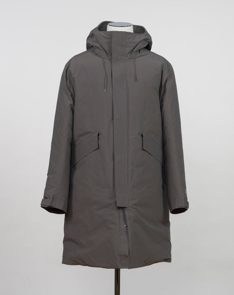 Article:  15CMOW255A 006355A Color: 670 / Olive Night External fabric: 100% Polyester Lining: 100% Polyamide / Nylon Padding (Feather): 90% White duck down, 10% Feather Adjustable hood with logo detail Hidden button and zip fastening Breathable armpit ventilation Taped shoulder seams Storm flap Internal pocket Angular hand pockets Adjustable waist and cuffs Logo detail 