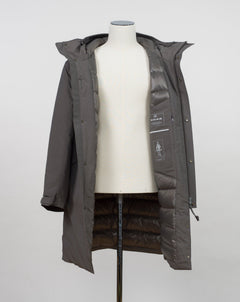 Article:  15CMOW255A 006355A Color: 670 / Olive Night External fabric: 100% Polyester Lining: 100% Polyamide / Nylon Padding (Feather): 90% White duck down, 10% Feather Adjustable hood with logo detail Hidden button and zip fastening Breathable armpit ventilation Taped shoulder seams Storm flap Internal pocket Angular hand pockets Adjustable waist and cuffs Logo detail 