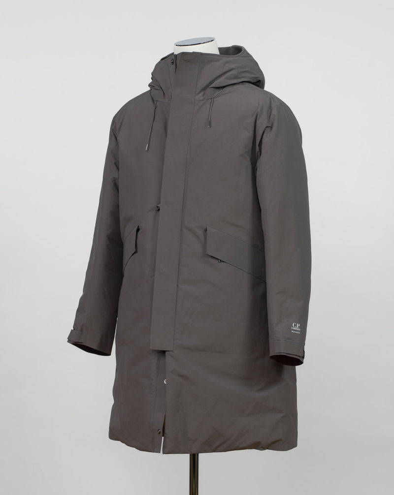 Article:  15CMOW255A 006355A Color: 670 / Olive Night External fabric: 100% Polyester Lining: 100% Polyamide / Nylon Padding (Feather): 90% White duck down, 10% Feather Adjustable hood with logo detail Hidden button and zip fastening Breathable armpit ventilation Taped shoulder seams Storm flap Internal pocket Angular hand pockets Adjustable waist and cuffs Logo detail 