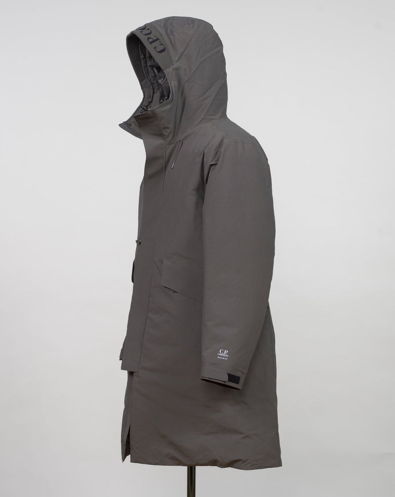 Article:  15CMOW255A 006355A Color: 670 / Olive Night External fabric: 100% Polyester Lining: 100% Polyamide / Nylon Padding (Feather): 90% White duck down, 10% Feather Adjustable hood with logo detail Hidden button and zip fastening Breathable armpit ventilation Taped shoulder seams Storm flap Internal pocket Angular hand pockets Adjustable waist and cuffs Logo detail 