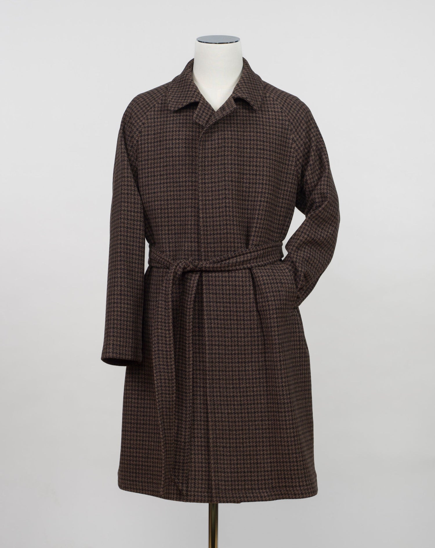 Model: Salomon/S ST Color: Brown / M1289 Composition: 95% Virgin wool 5% Cashmere  Made in Martina Franca, Italy Tagliatore Houndstooth Raglan Overcoat / Brown