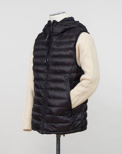 Article: 15CMOW171A 006099A Color: 999 / Black  Down filled C.P. company goggles on the hood Two way zipper in front Two pockets in front. One inside. C.P. Company DD Shell Goggle Down Vest / Black
