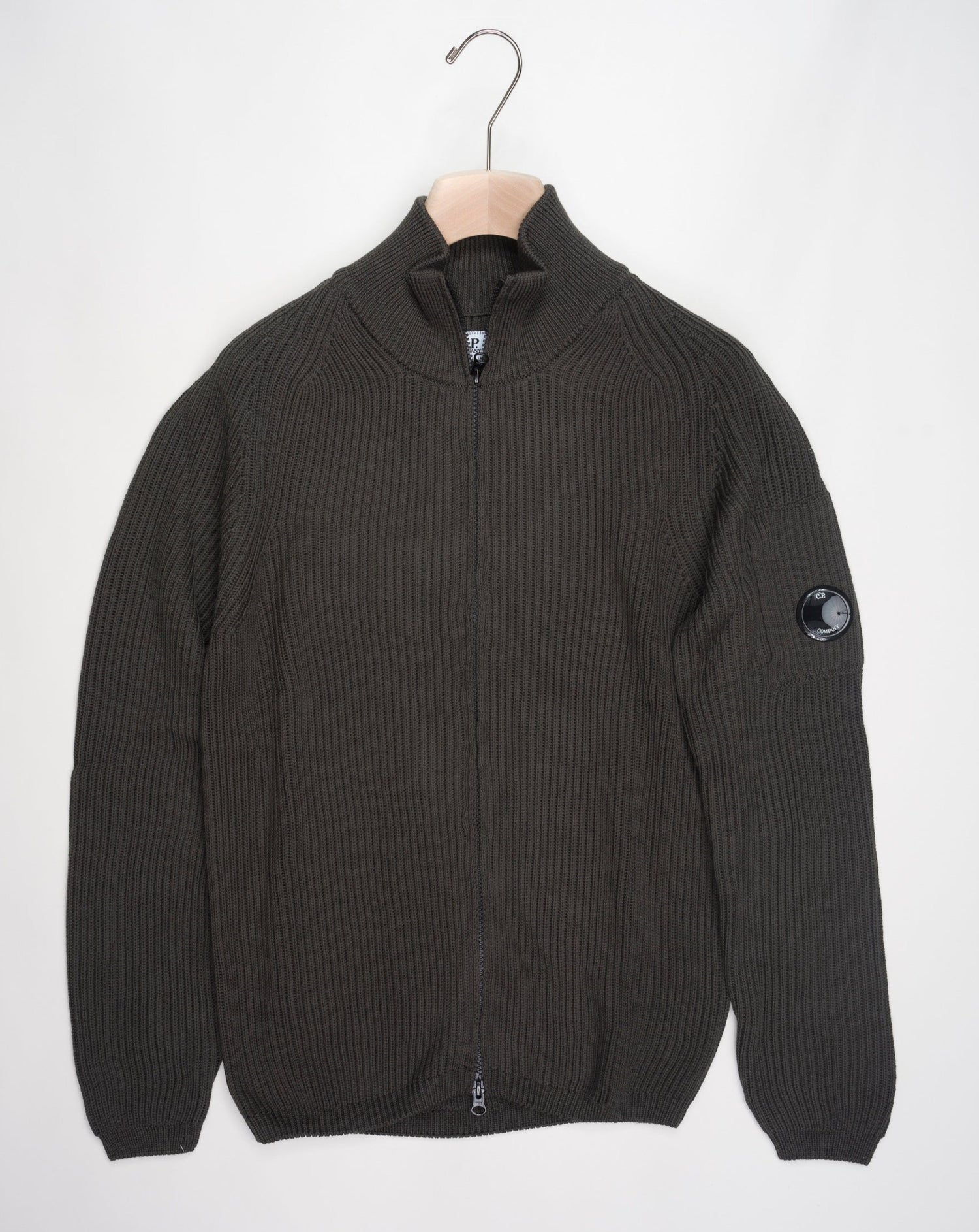 Art. 15CMKN228A 006595A Col. 670 Olive Night / Green Full two way zip C.P. Company lens detail on left sleeve Heavy ribbed  Composition: 55% wool 45% pl C.P. Company Re-Wool Zipped Knit / Olive Night