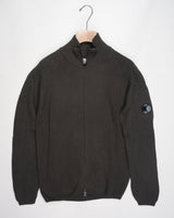 Art. 15CMKN228A 006595A Col. 670 Olive Night / Green Full two way zip C.P. Company lens detail on left sleeve Heavy ribbed  Composition: 55% wool 45% pl C.P. Company Re-Wool Zipped Knit / Olive Night