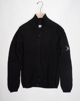 Art. 15CMKN228A 006595A Col. 999 Black Full two way zip C.P. Company lens detail on left sleeve Heavy ribbed  Composition: 55% wool 45% pl C.P. Company Re-Wool Zipped Knit / Black