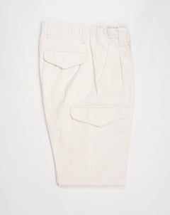 Article: 23WM45L Color: 04 / Natural White Composition: 100% Cotton  Carrot fit Ajustable hem Cargo pocket on right side Pleated front Delivered in Myths cotton bag Made in Italy Myths Pleated Cargo Trousers / Natural White