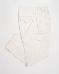 Article: 23WM45L Color: 04 / Natural White Composition: 100% Cotton  Carrot fit Ajustable hem Cargo pocket on right side Pleated front Delivered in Myths cotton bag Made in Italy Myths Pleated Cargo Trousers / Natural White