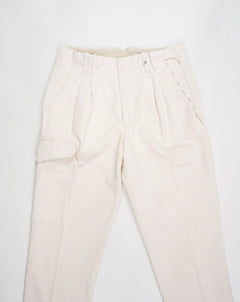 Article: 23WM45L Color: 04 / Natural White Composition: 100% Cotton  Carrot fit Ajustable hem Cargo pocket on right side Pleated front Delivered in Myths cotton bag Made in Italy Myths Pleated Cargo Trousers / Natural White