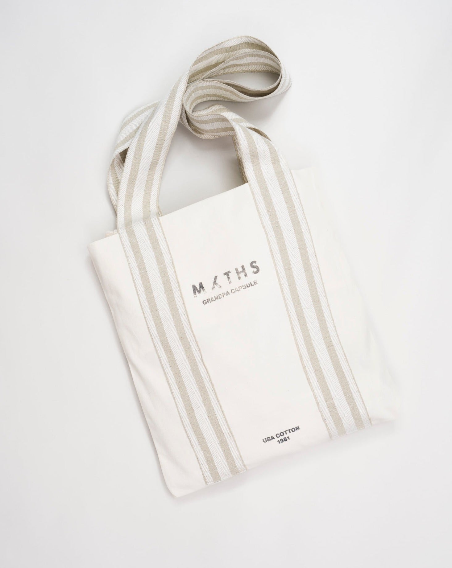 Article: 23WM45L Color: 04 / Natural White Composition: 100% Cotton  Carrot fit Ajustable hem Cargo pocket on right side Pleated front Delivered in Myths cotton bag Made in Italy Myths Pleated Cargo Trousers / Natural White