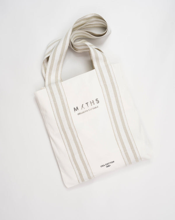 23WM45L Article: 23WM42L Color: 04 / Natural White Composition: 100% Cotton Carrot fit Pleated front Delivered with a Myths cotton tote bag Made in Italy