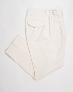 Article: 23WM42L Color: 04 / Natural White Composition: 100% Cotton Carrot fit Pleated front Delivered with a Myths cotton tote bag Made in Italy