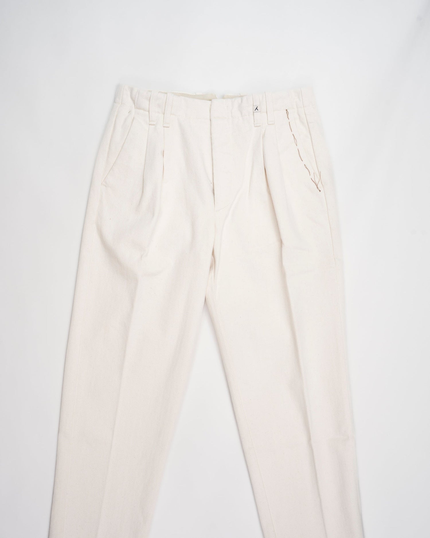 Article: 23WM42L Color: 04 / Natural White Composition: 100% Cotton Carrot fit Pleated front Delivered with a Myths cotton tote bag Made in Italy