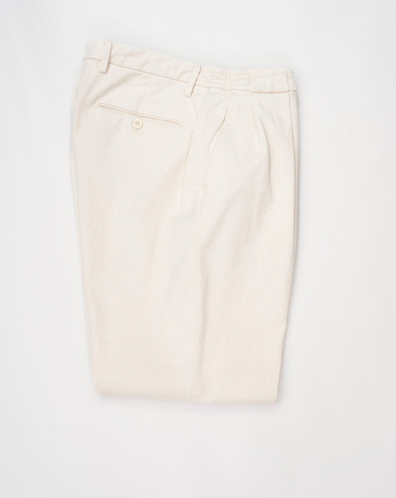 Sartorial denim Model: Portobello Article: 423196 Composition: 99% Cotton 1% Pleated front Carrot fit Made in Italy Elastan Briglia Cotton Trousers / Natural White