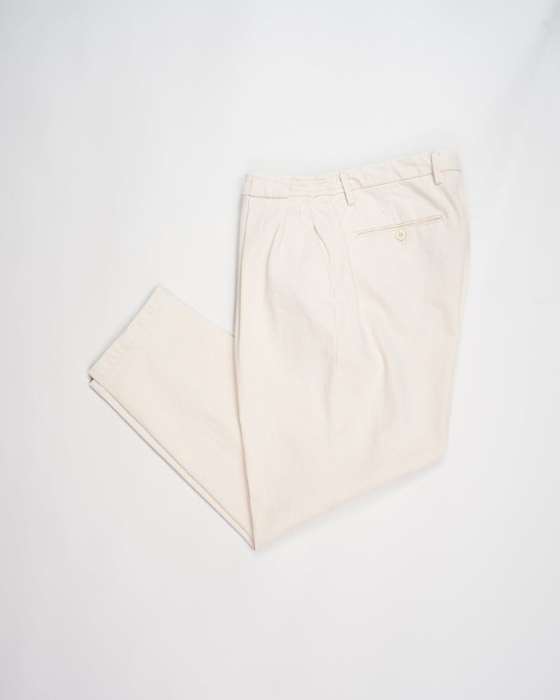 Sartorial denim Model: Portobello Article: 423196 Composition: 99% Cotton 1% Pleated front Carrot fit Made in Italy Elastan Briglia Cotton Trousers / Natural White