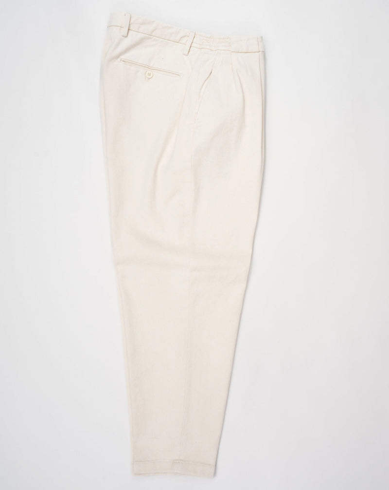 Sartorial denim Model: Portobello Article: 423196 Composition: 99% Cotton 1% Pleated front Carrot fit Made in Italy Elastan Briglia Cotton Trousers / Natural White